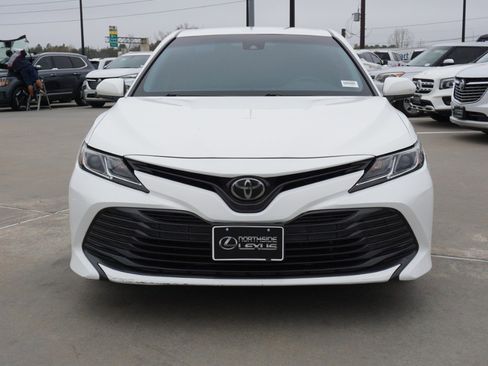 Used 2018 Toyota Camry LE image 2