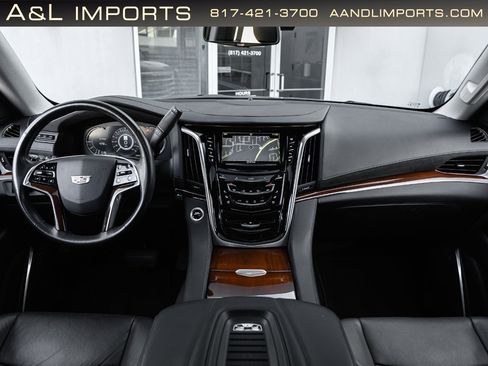 Used 2019 Cadillac Escalade Luxury image 2