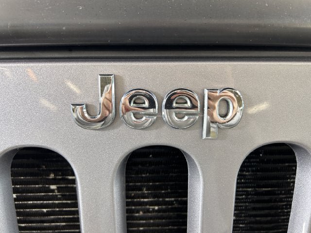 Used 2015 Jeep Wrangler Unlimited Sahara w/ Connectivity Group AWD/4WD image 9