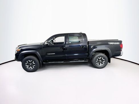 Used 2018 Toyota Tacoma TRD Off-Road AWD/4WD image 8