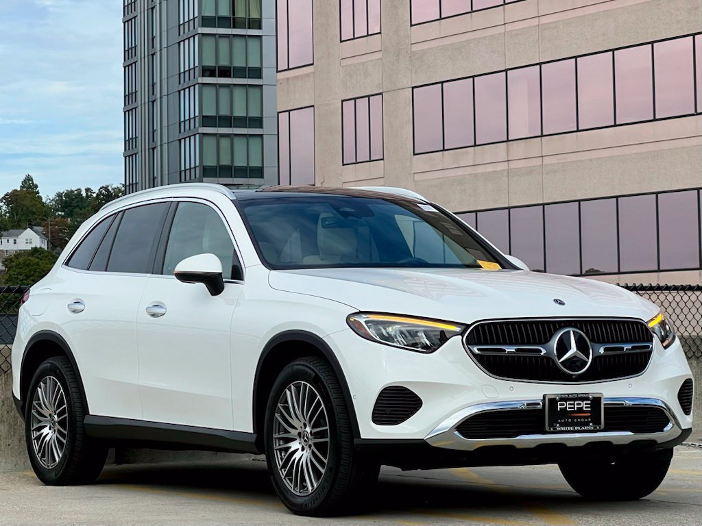 Used 2025 Mercedes-Benz GLC 300 4MATIC image 1