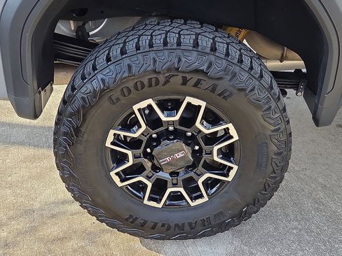 Used 2025 GMC Sierra 2500 AT4X image 5