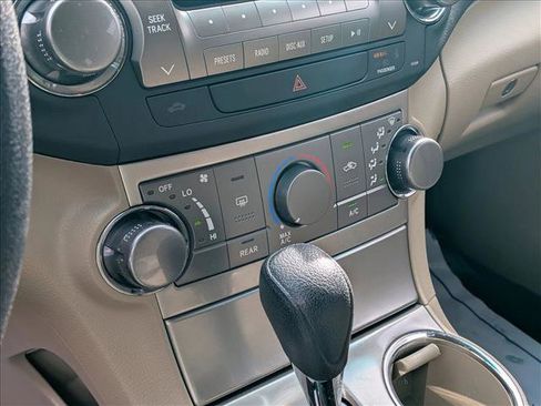 Used 2012 Toyota Highlander FWD image 16
