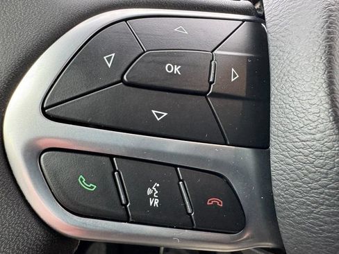 Used 2024 Chrysler Pacifica Touring-L FWD image 17