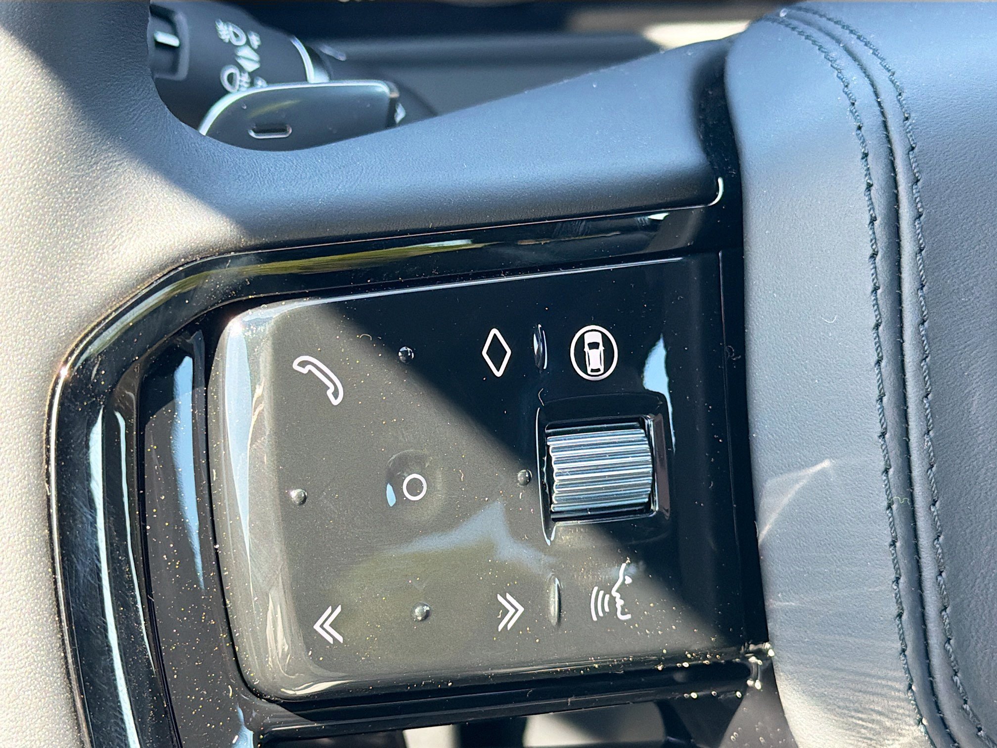 New 2026 Land Rover Range Rover Velar Dynamic SE AWD/4WD image 36