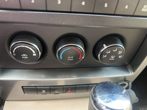 Used 2010 Jeep Liberty Sport image 12