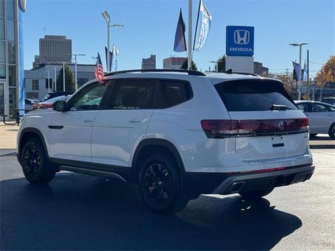 Used 2024 Volkswagen Atlas Peak Edition SE image 9