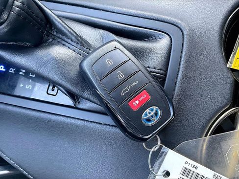 Used 2022 Toyota Venza LE image 34