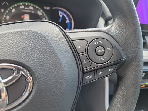 Used 2025 Toyota RAV4 XLE AWD/4WD image 27