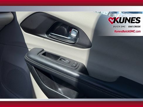 Used 2023 Chrysler Pacifica Touring-L FWD image 37