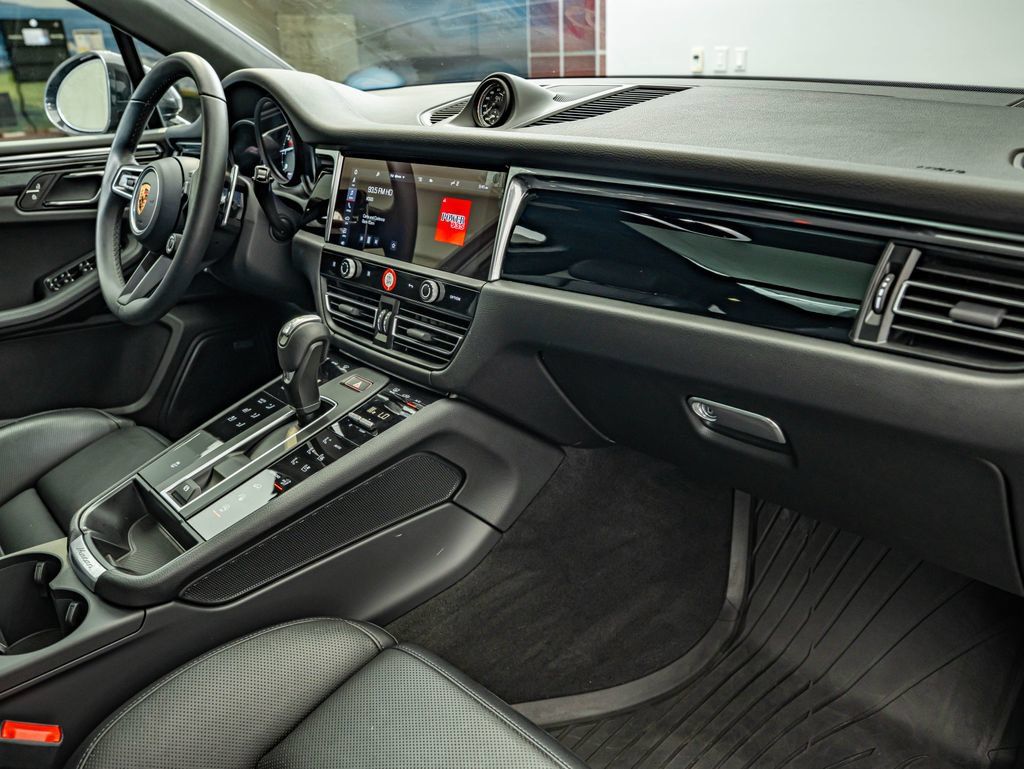 Certified 2026 Porsche Macan AWD/4WD image 45