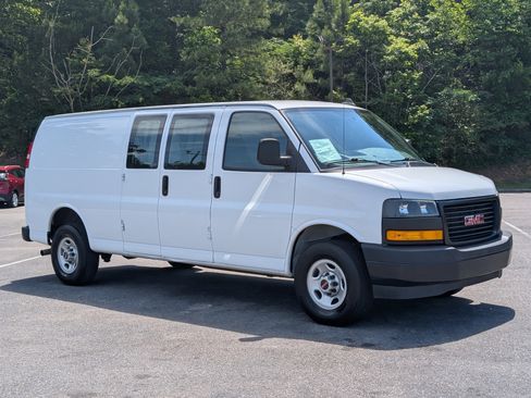 Used 2022 GMC Savana 3500 Extended w/ Driver Convenience Package RWD image 11
