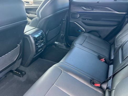Used 2024 Jeep Grand Cherokee Overland w/ Luxury Tech Group IV AWD/4WD image 13