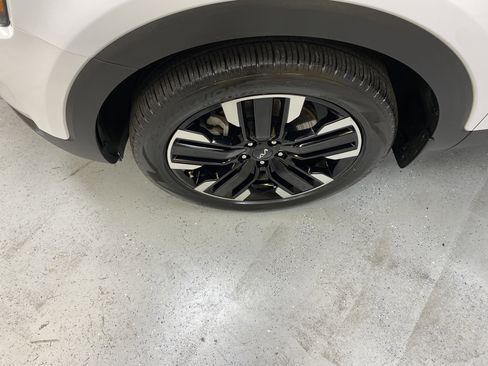 Used 2024 Kia Telluride SX w/ Towing Package image 11