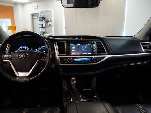 Used 2017 Toyota Highlander SE image 9