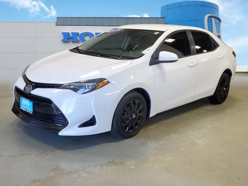 Used 2018 Toyota Corolla LE FWD image 2