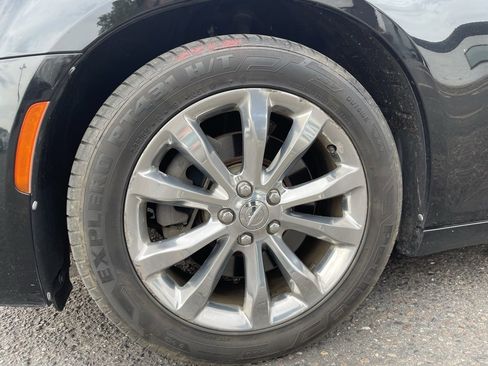 Used 2017 Chrysler 300 C image 19