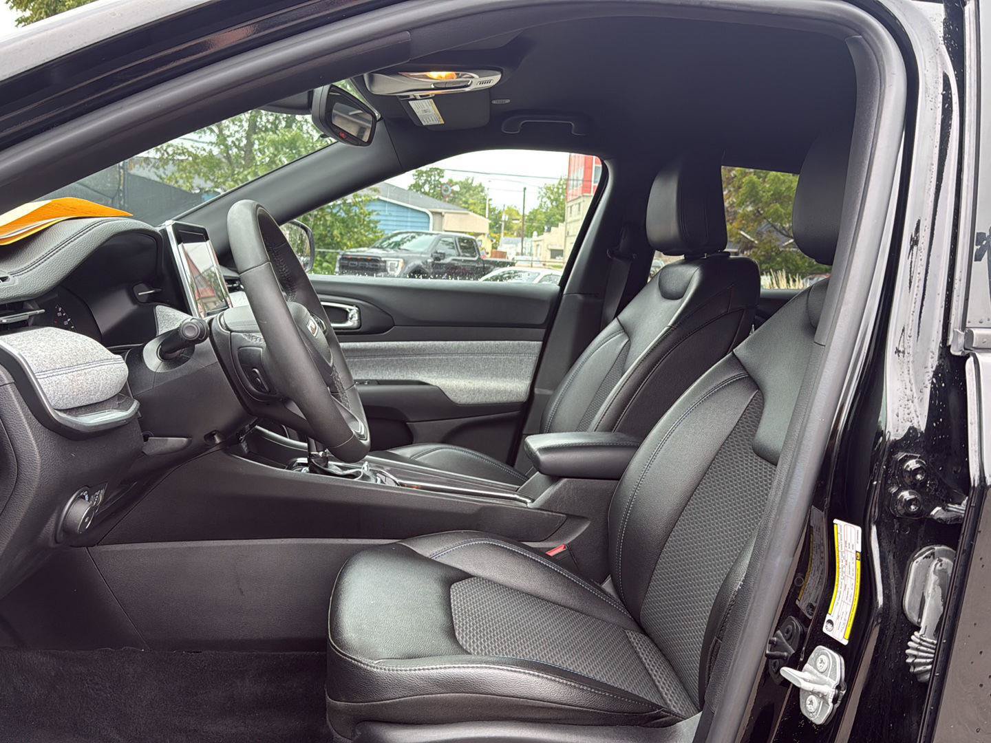 Used 2025 Jeep Compass Latitude AWD/4WD image 9