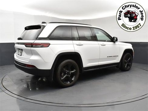 Used 2023 Jeep Grand Cherokee Altitude image 6