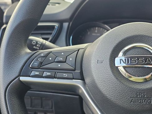 Used 2017 Nissan Rogue SV image 23