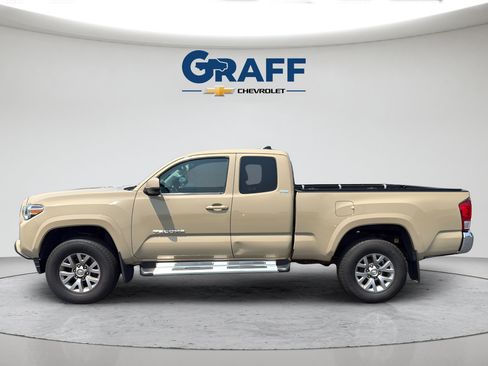 Used 2016 Toyota Tacoma SR5 w/ SR5 Appearance Package (SN) AWD/4WD image 3