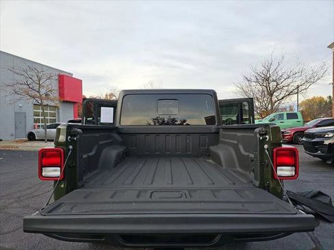 Certified 2022 Jeep Gladiator Sport AWD/4WD image 12