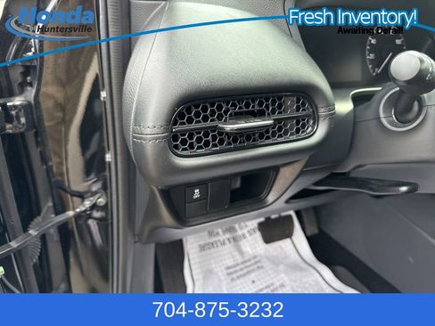 Used 2025 Honda HR-V LX image 21