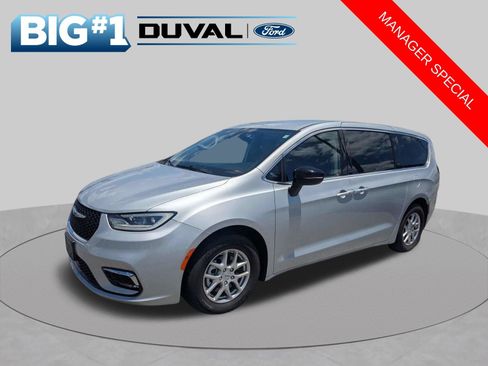 Used 2024 Chrysler Pacifica Touring-L FWD image 8