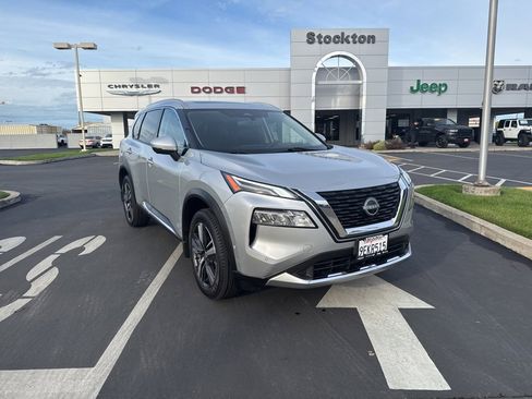 Used 2023 Nissan Rogue Platinum w/ Platinum Premium Package image 2