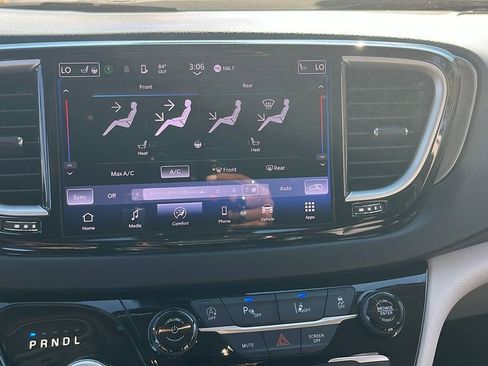 Used 2024 Chrysler Pacifica Touring-L image 17