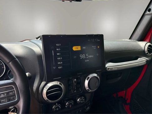 Used 2016 Jeep Wrangler Unlimited Rubicon w/ Connectivity Group AWD/4WD image 13