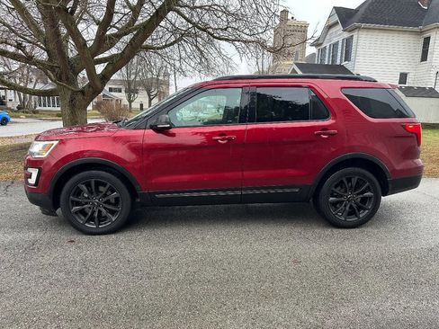 Used 2017 Ford Explorer XLT w/ Equipment Group 202A image 4