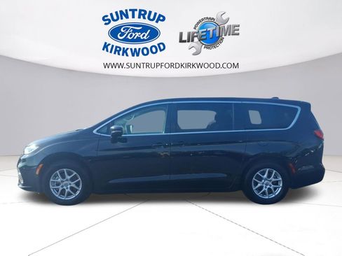 Used 2024 Chrysler Pacifica Touring-L image 22