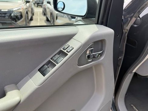 Used 2013 Nissan Frontier SV image 30
