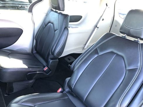 Used 2024 Chrysler Pacifica Touring-L image 12