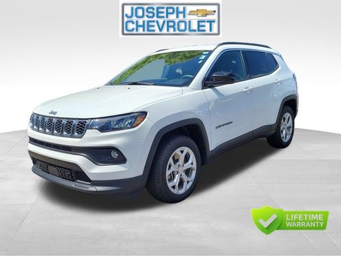 Used 2024 Jeep Compass Latitude AWD/4WD image 2