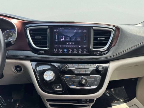 Used 2018 Chrysler Pacifica Limited w/ Advanced Safetytec Group FWD image 25