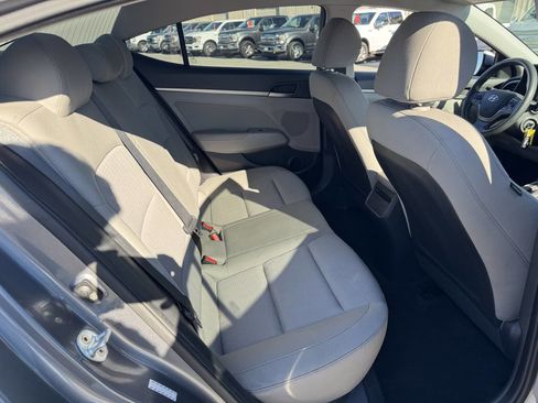 Used 2017 Hyundai Elantra SE image 17