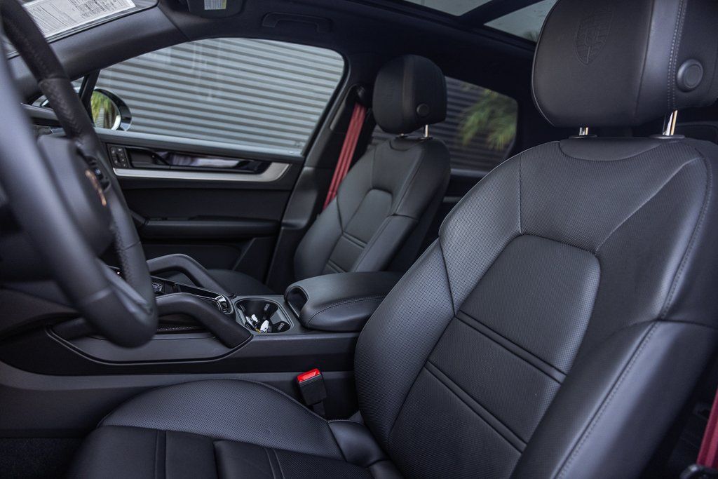 Certified 2025 Porsche Cayenne E-Hybrid AWD/4WD image 5