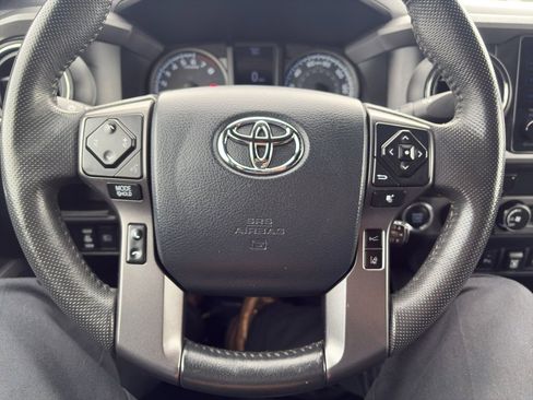 Used 2019 Toyota Tacoma TRD Off-Road w/ Technology Package AWD/4WD image 10