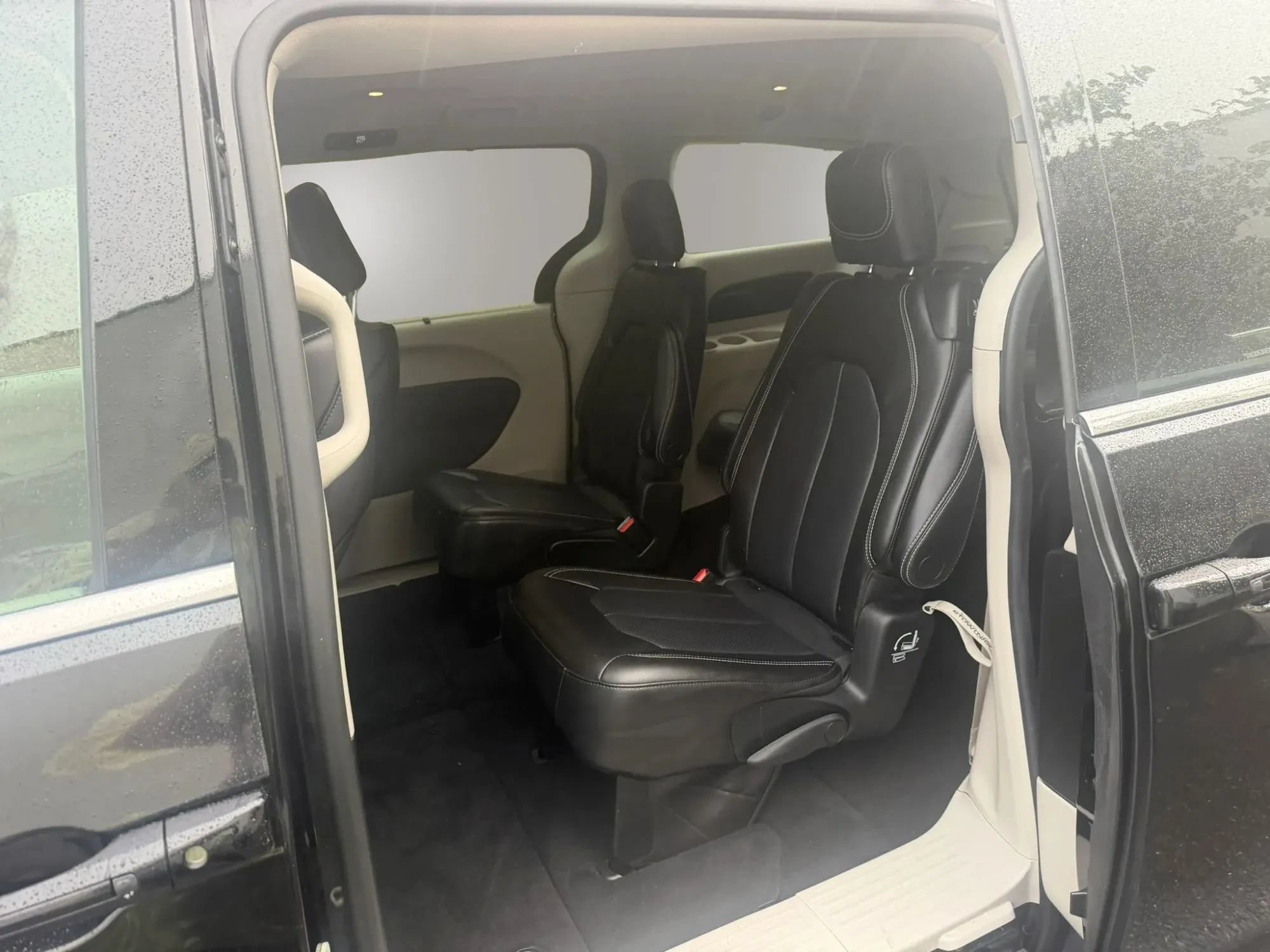 Used 2023 Chrysler Pacifica Touring-L FWD image 16