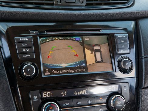 Used 2019 Nissan Rogue SV w/ Premium Package image 16