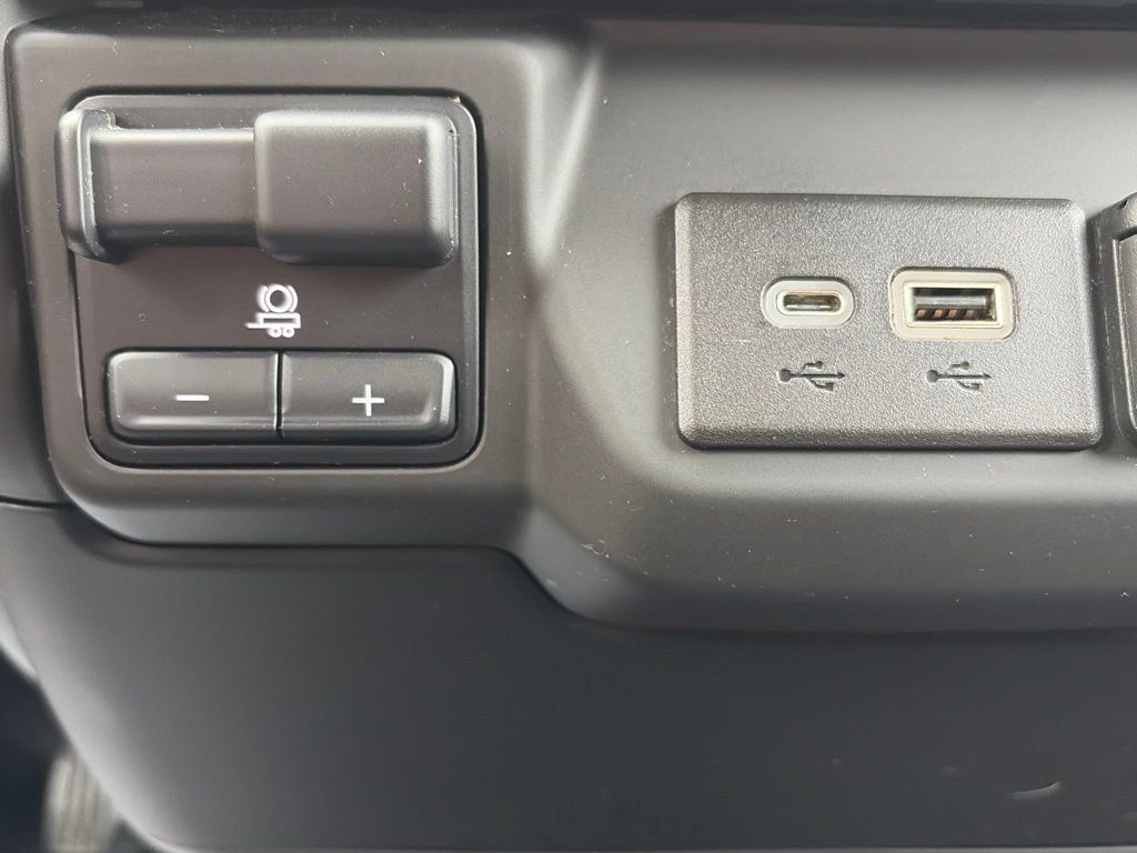 Used 2022 Chevrolet Silverado 1500 Custom Trail Boss w/ Safety Confidence Package AWD/4WD image 9