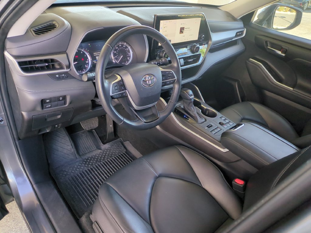 Used 2024 Toyota Highlander XLE AWD/4WD image 23