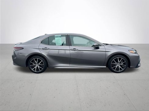 Used 2024 Toyota Camry SE image 6