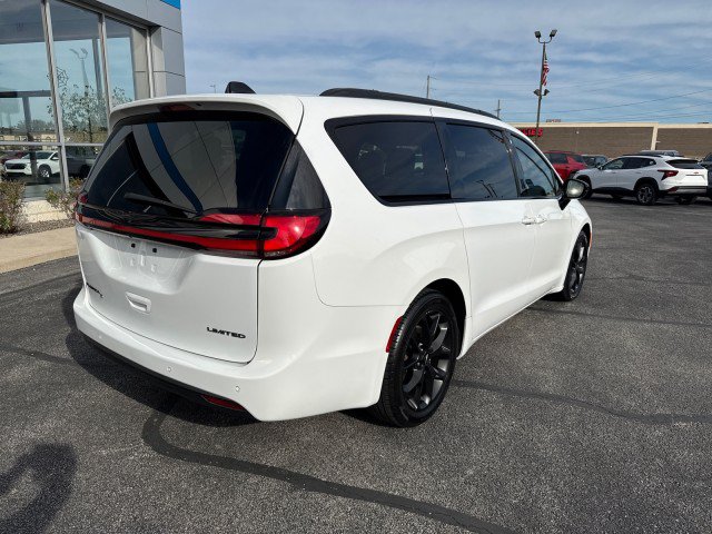 Used 2025 Chrysler Pacifica Limited FWD image 3