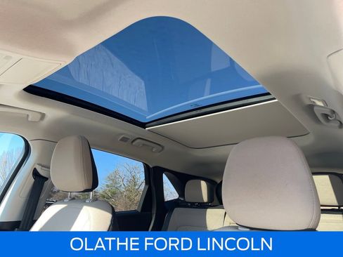 Used 2022 Ford Escape SE w/ SE Sport Appearance Package image 16