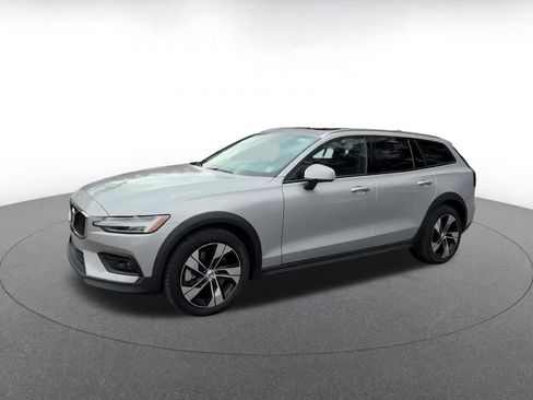 Used 2025 Volvo V60 B5 Cross Country Plus image 8