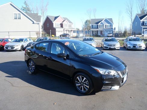 Used 2021 Nissan Versa SV image 2
