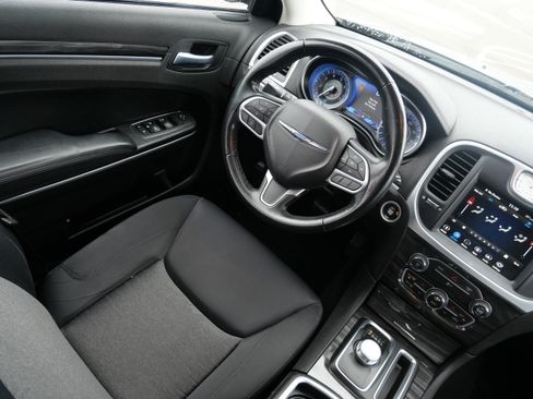 Used 2022 Chrysler 300 Touring w/ Sport Appearance Package image 9